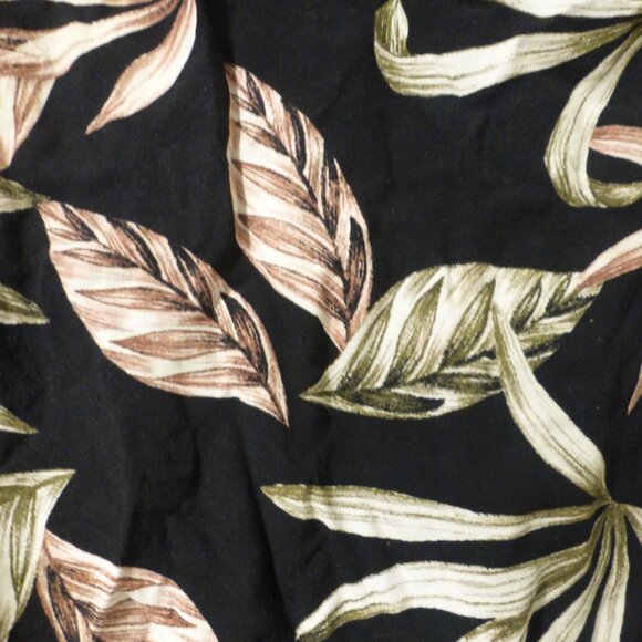 LE CHATEAU black tropical floral print cold shoulder crop top - Picture 2 of 7